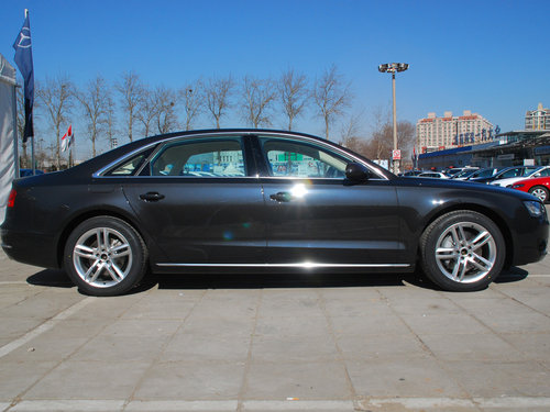 奥迪(进口)  A8L 3.0TFSI Low quattro 车辆正后方尾部视角
